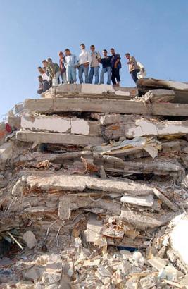 Rescuers hunt for survivors from aftershock